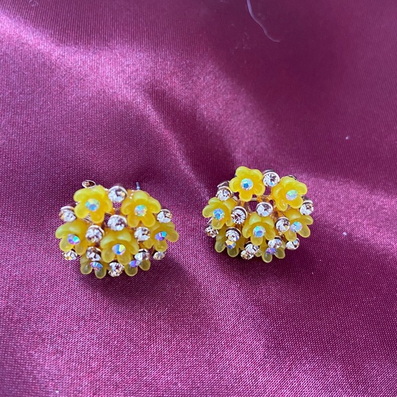 Flower Stud 4 colors - Picture 7 of 12